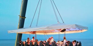 Dinner in the sky a Genova, cena sospesa a 50 metri di altezza dal 24 al 30 giugno Dinner in the sky Genova