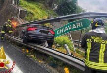 Chiavari, auto decolla in autostrada e si incastra nel guard rail incidente autostrada A12 Chiavar 1 maggio 2024