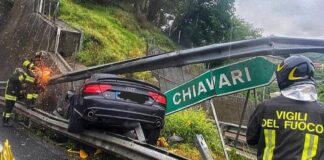 Chiavari, auto decolla in autostrada e si incastra nel guard rail incidente autostrada A12 Chiavar 1 maggio 2024
