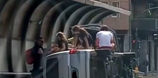 Genova, pulmino ribaltato in corso Europa, soccorsi 5 minorenni incidente corso Europa pullmino ribaltato 12 maggio 2024