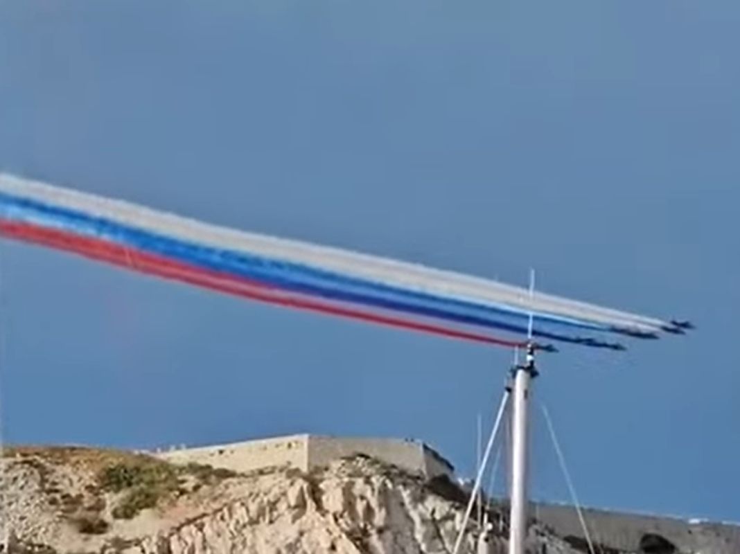 pattuglia aerea francese bandiera russa