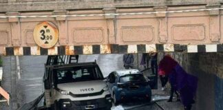 Genova, camion si incastra sotto il voltino di via Carrara Quarto via Carrara camion incastrato