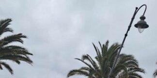 Varigotti, posteggia l’auto e abbatte un lampione Varigotti auto contro lampione