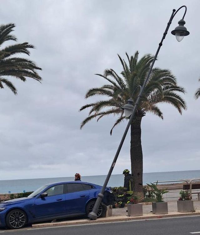 Varigotti auto contro lampione