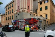 Genova, cadono calcinacci da un campanile: traffico in tilt a Voltri