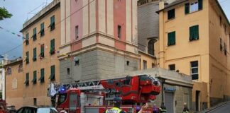 Genova, cadono calcinacci da un campanile: traffico in tilt a Voltri