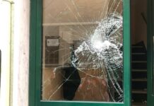 Genova, vandali in azione a Pegli: distrutto il portone di un palazzo