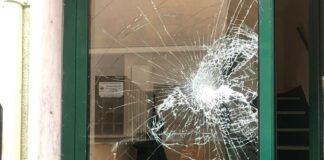 Genova, vandali in azione a Pegli: distrutto il portone di un palazzo