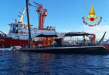 Genova, barca a vela rischia di affondare, arrivano i vigili del fuoco barca semi affondata 4 giugno 2024