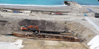 Genova, nel Waterfront di levante spunta il relitto di una nave Relitto nave piazzale Kennedy Waterfront Genova