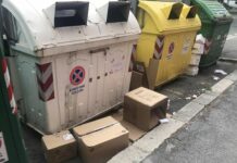 Voltri, cartoni della Asl 3 abbandonati accanto al bidone della carta cartoni abbandonati Voltri