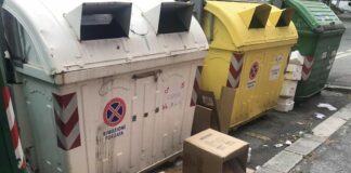 Voltri, cartoni della Asl 3 abbandonati accanto al bidone della carta cartoni abbandonati Voltri