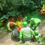 Genova, cade con la mountain bike lungo un sentiero, salvato dai vigili del fuoco vigili del fuoco barella bosco ciclista caduto