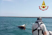 Genova, storico Leudo minaccia di affondare, arrivano i Vigili del Fuoco Leudo semi affondato Genova