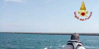 Genova, storico Leudo minaccia di affondare, arrivano i Vigili del Fuoco Leudo semi affondato Genova