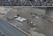 Genova, piena del Polcevera travolge ruspe e mezzi lasciati nel greto Polcevera torrente piena travolge mezzi 7 luglio 2024