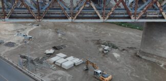 Genova, piena del Polcevera travolge ruspe e mezzi lasciati nel greto Polcevera torrente piena travolge mezzi 7 luglio 2024