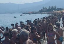 Rigassificatore, migliaia di persone alla seconda catena umana sulla spiaggia catena umana no rigassificatore