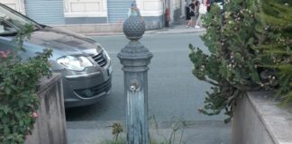 Pegli, sul lungomare la fontanella sepolta dalle erbacce Fontanella Pegli lungomare