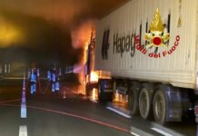Caos Autostrade, tre ore fermi in coda sulla A26, molti pensano a cause legali camion incendio A26 autostrada 17 luglio 2024