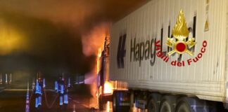 Caos Autostrade, tre ore fermi in coda sulla A26, molti pensano a cause legali camion incendio A26 autostrada 17 luglio 2024