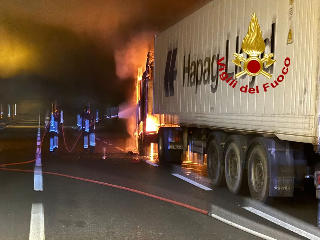 camion incendio A26 autostrada 17 luglio 2024