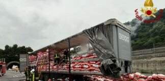 Arenzano, in fiamme un camion sull’Autostrada A10 incendio autostrada A10 camion carbonella 1 luglio 2024