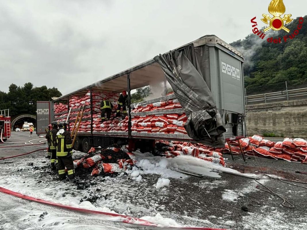 incendio autostrada A10 camion carbonella 1 luglio 2024