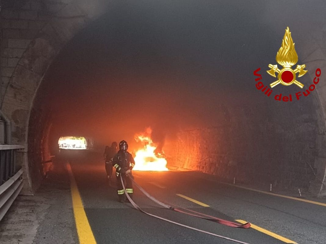 auto in fiamme nella galleria Torbella A7