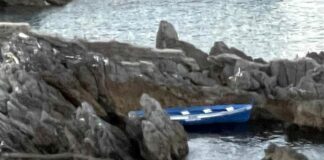 Quinto, gozzo da regata dello Scalo tra gli scogli, tentativo di furto o vandalismo? Quinto gozzo regata Scalo tra gli scogli