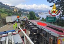 Tir ribaltato sull’autostrada A10, operazioni di bonifica ancora in corso Tir ribaltato autostrada A10