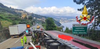 Tir ribaltato sull’autostrada A10, operazioni di bonifica ancora in corso Tir ribaltato autostrada A10