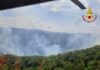 Sesta Godano, incendio attivo da ieri: una famiglia evacuata