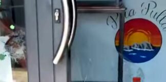 Pegli, vetrina sfondata in pieno giorno sul lungomare, residenti esasperati Pegli vetrata sfondata lungomare