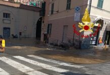 Genova, tubazione rotta a San Teodoro, rubinetti a secco sino a sera tra le proteste San Teodoro rottura tubo 9 agosto 2024