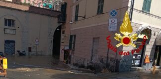 Genova, tubazione rotta a San Teodoro, rubinetti a secco sino a sera tra le proteste San Teodoro rottura tubo 9 agosto 2024