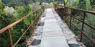 Genova, acquedotto storico tapullato con asfalto toppe asfalto acquedotto storico