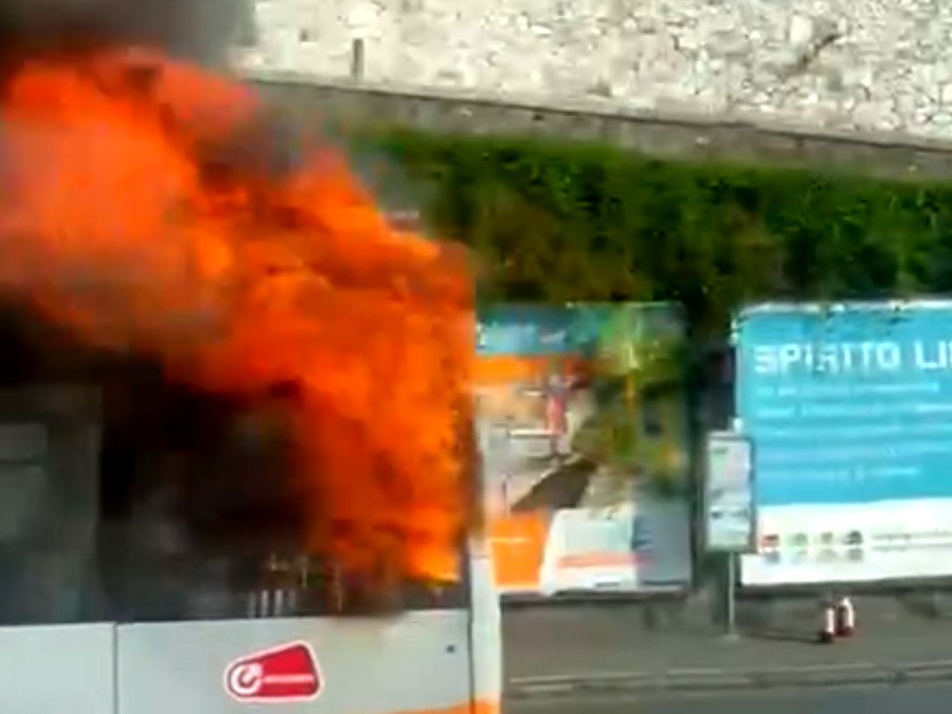 autobus fiamme incendio via Pozzo Albaro