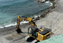 Genova, spiaggia libera dei Capo Marina, aperta a metà luglio e già chiusa Capo Marina ruspe spiaggia