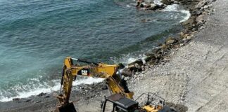 Genova, spiaggia libera dei Capo Marina, aperta a metà luglio e già chiusa Capo Marina ruspe spiaggia