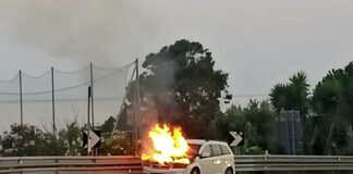 Cogoleto, auto in fiamme sull’Aurelia, strada bloccata Cogoleto auto in fiamme Aurelia