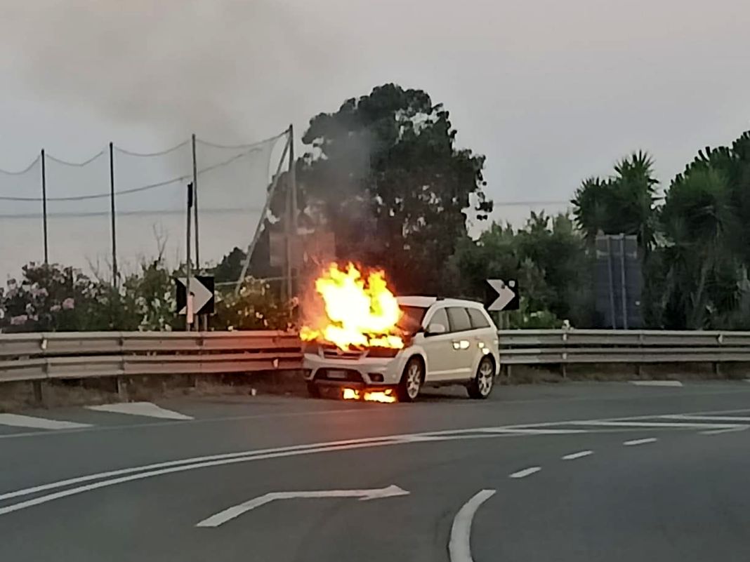 Cogoleto auto in fiamme Aurelia