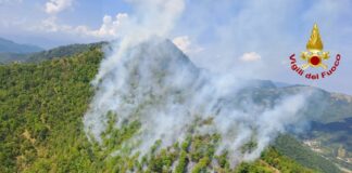 Montoggio, ancora attivo l’incendio sul monte Liprando incendio Valbrevenna Carsi 22 agosto 2024