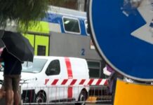 Loano, furgone sui binari, treni fermi Loano passaggio livello bloccato