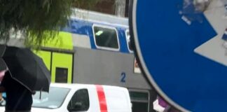 Loano, furgone sui binari, treni fermi Loano passaggio livello bloccato
