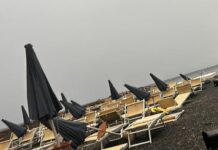 Maltempo in Liguria, temporali e allagamenti a ponente e nessuna allerta maltempo ponente spiaggia ombrelloni volati