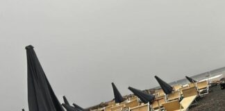 Maltempo in Liguria, temporali e allagamenti a ponente e nessuna allerta maltempo ponente spiaggia ombrelloni volati