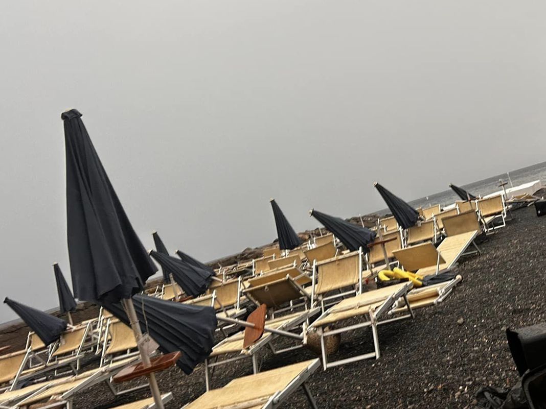 maltempo ponente spiaggia ombrelloni volati