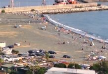 Multedo, spiaggia trasformata in posteggio per auto, scattano le proteste multedo auto sulla spiaggia