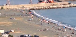 Multedo, spiaggia trasformata in posteggio per auto, scattano le proteste multedo auto sulla spiaggia